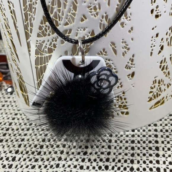 BLACK AND WHITE SET OF CAMILLA FLOWER WITH FAUX FUR EARRINGS AND NECKLACE - Picture 3 of 3